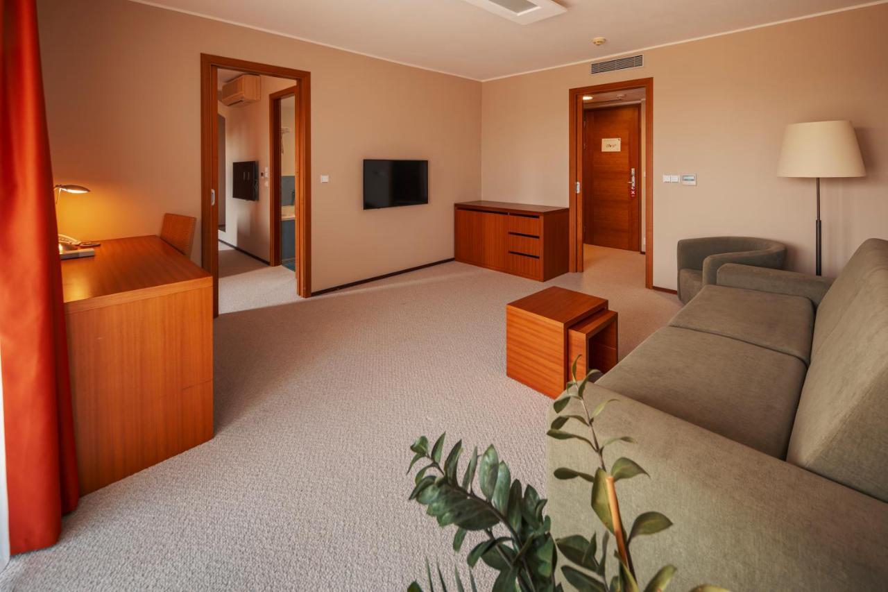 פראג Park Holiday Congress & Wellness Hotel מראה חיצוני תמונה